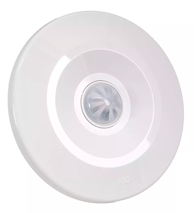 Sensor de Movimento A imagem mostra um sensor de movimento circular para teto, na cor branca. Tem o formato de um disco plano de plástico liso com uma pequena cúpula arredondada e facetada no centro, que funciona como a lente sensora. É um dispositivo discreto usado para acender luzes ao detectar presença.