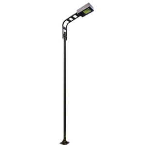 A imagem mostra um poste de iluminação pública preto e esguio. Ele tem uma base quadrada e uma haste reta que, no topo, faz uma curva angular para o lado. Na ponta dessa extensão, há uma luminária retangular cinza voltada para baixo, projetada para iluminar vias ou calçadas.