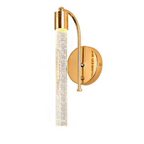 A imagem mostra uma luminária de parede elegante e dourada. Ela possui uma base circular presa à parede, de onde sai um braço curvo que sustenta um cilindro vertical de cristal bolha. Quando acesa, as bolhas internas brilham, criando um efeito decorativo e sofisticado