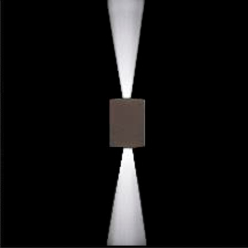 Esta arandela retangular marrom, modelo Paris, está fixada em uma parede escura. Ela possui facho duplo e estreito, projetando duas linhas de luz branca verticalmente: uma para cima e outra para baixo, criando um efeito simétrico e elegante de iluminação decorativa.