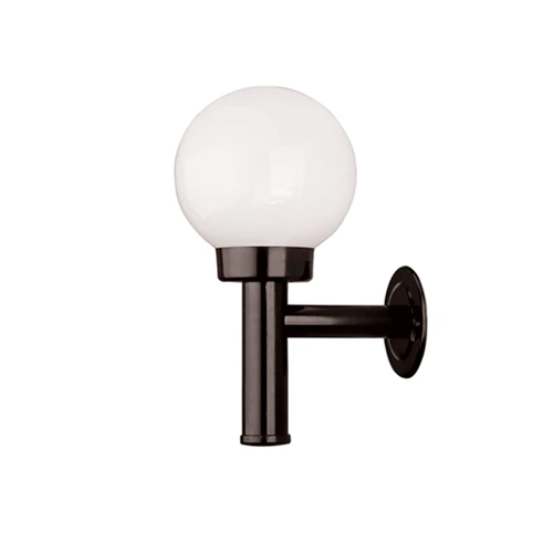 
Esta arandela externa preta, modelo Solarium, possui uma base circular de parede e um braço horizontal que sustenta um globo esférico de vidro branco leitoso voltado para cima. O design é minimalista e moderno, proporcionando uma iluminação difusa e uniforme para áreas externas.