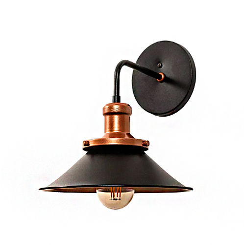 Arandela de parede estilo industrial. Possui base redonda e braço curvo em metal preto fosco. A cúpula é larga, em formato de chapéu preto, com detalhes em cobre brilhante no topo. No centro, uma lâmpada de filamento aparente completa o design retro e elegante.