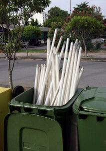 lixeira cheia de lâmpadas tubular com fundo com arvores lixeira com muitas lâmpadas tubular e fundo com arvores