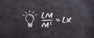 A imagem, que se assemelha a um quadro-negro, mostra uma lâmpada desenhada à esquerda e uma fórmula matemática à direita. A fórmula é M 2 LM ​ =LX. Explicação concisa para um cego (máximo 300 caracteres): É um desenho de lousa preta. Há uma lâmpada acesa desenhada à esquerda. À direita, a fórmula do cálculo de iluminância (lux): lúmens (LM) dividido por metros quadrados (M 2 ) é igual a lux (LX). Isso representa como se calcula a quantidade de luz numa área.