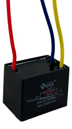 Esta é a foto de um capacitor de partida e/ou permanente, com corpo preto e três fios coloridos: vermelho, azul e amarelo. É um capacitor duplo, pois a etiqueta mostra dois valores: 3.5 µF e 1.5 µF, com tensão de 370 VAC, frequência de 50/60 Hz e temperatura máxima de 70°C. É comum em ventiladores de teto.