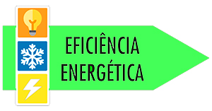 A imagem é uma seta verde apontando para a direita, com o texto "EFICIÊNCIA ENERGÉTICA" em letras pretas. À esquerda da seta, há três quadrados coloridos empilhados: Laranja (topo): Um ícone de lâmpada acesa. Azul (meio): Um floco de neve. Amarelo (base): Um raio (símbolo de eletricidade/energia). (298 caracteres)