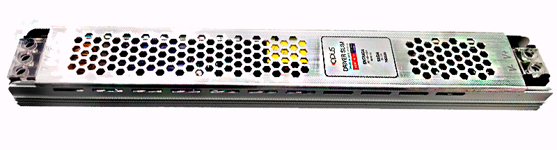 A imagem mostra um objeto que é uma Fonte Driver Slim, usada para alimentar equipamentos elétricos de baixa tensão, como fitas de LED e perfis de LED, sendo muito comum em projetos de iluminação. Vou descrever o que é e como ele se parece: O que é: É um componente eletrônico que funciona como uma fonte de energia chaveada (um tipo de transformador e regulador). Sua função é converter a energia elétrica da rede (que pode ser 110V ou 220V, conhecida como Bivolt) para uma tensão menor e contínua, tipicamente 12 Volts (como indicado em uma etiqueta na imagem, que também mostra que a corrente é de 5 Amperes, o que significa uma potência de 60 Watts). É chamado de "Slim" (fino/esbelto) por ter um formato alongado e estreito, o que permite que seja facilmente escondido ou instalado em espaços apertados, como dentro de perfis de alumínio para fitas de LED. Características Físicas: Formato: É um bloco muito longo, estreito e retangular. Imagine uma régua longa e fina, mas um pouco mais grossa. Material: A estrutura externa (carcaça) é feita de metal (provavelmente alumínio), que ajuda a dissipar o calor. Ventilação: Ao longo da parte superior, há vários furos no formato de colmeia (hexágonos), que servem para a ventilação e resfriamento dos componentes eletrônicos internos. Conexões: Nas duas extremidades mais curtas do objeto, há blocos de terminais com parafusos para conectar os fios elétricos. Em uma extremidade, geralmente, conectam-se os fios da rede elétrica (Entrada de 100V-240V). Na outra extremidade, conectam-se os fios do equipamento que será alimentado (Saída de 12V). Identificação: No corpo da fonte, há adesivos ou impressões com o nome da marca (neste caso, CODLUS) e as especificações técnicas, como a tensão de saída (12V) e a corrente (5A). Em resumo, trata-se de um dispositivo fino e metálico, com orifícios de ventilação, usado para converter a eletricidade comum em 12 Volts para alimentar iluminação LED ou outros equipamentos de baixa tensão