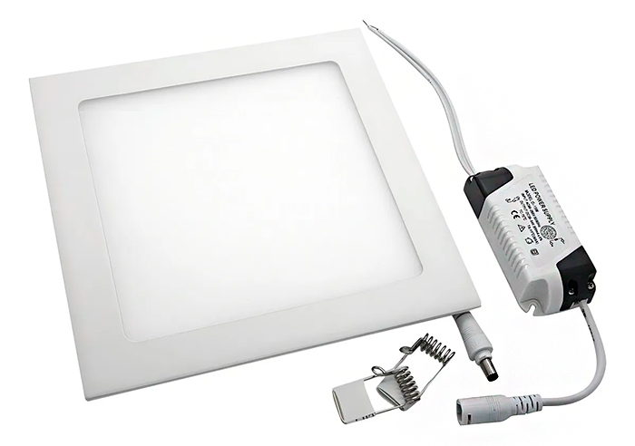 O item é um painel LED (plafon), um tipo de luminária moderna e fina, de formato quadrado e cor branca, usado para embutir no teto. Ele vem com um pequeno acessório eletrônico retangular chamado driver/fonte e molas de metal para fixação. É usado para iluminação geral e econômica de ambientes.